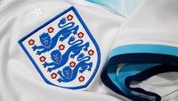 Pertama ada logo dari Timnas Inggris yakni Three Lions yng menggambarkn tigaekor singa.