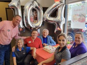 Haru! Restoran Ini Rayakan Ultah Pelanggan Setianya yang ke 104