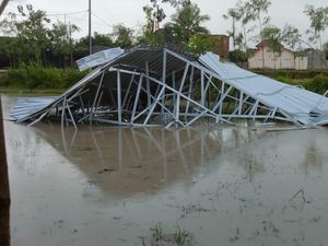 Rumah Warga di Lombok Tengah Porak Poranda Diterjang Hujan Angin