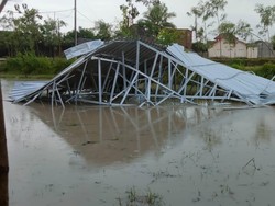 Rumah Warga di Lombok Tengah Porak Poranda Diterjang Hujan Angin