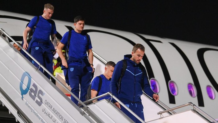 DOHA, QATAR - NOVEMBER 15: (L-R) Jordan Pickford, Harry Maguire and Harry Kane disembark during the arrival of Team England ahead of FIFA World Cup Qatar 2022 at Hamad International Airport Special Events Terminal on November 15, 2022 in Doha, Qatar. (Photo by Mike Hewitt - FIFA/FIFA via Getty Images)