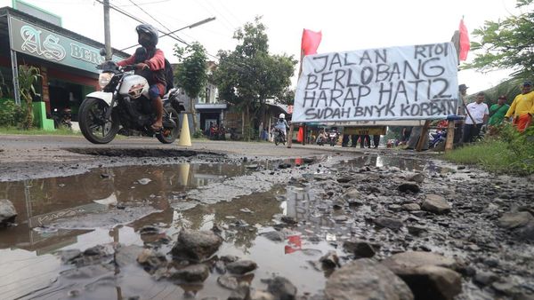 Spanduk Jalan Berlubang Banyak Korban Mejeng di Kediri