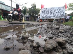 Spanduk Jalan Berlubang Banyak Korban Mejeng di Kediri