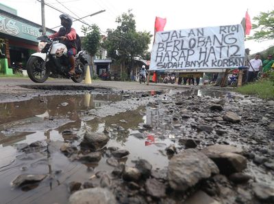 Spanduk Jalan Berlubang Banyak Korban Mejeng di Kediri