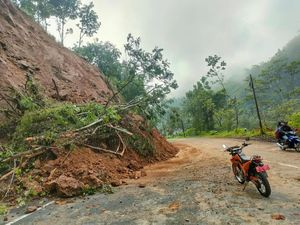 Jalur Pacitan-Ponorogo Kembali Lancar Usai Tertutup Longsor