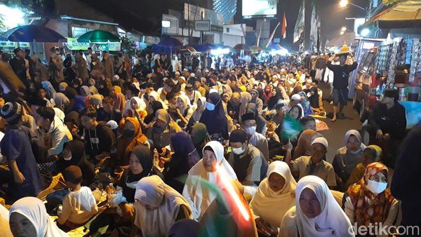 Momen Ribuan Jemaah Jejali Pengajian Akbar Ponpes Guru Ngaji Jokowi di Solo