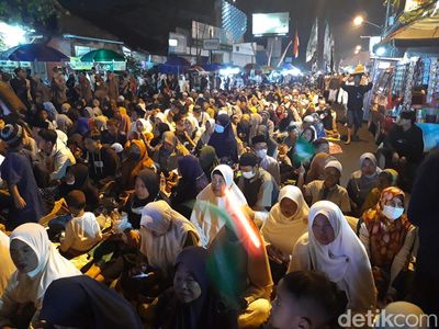 Momen Ribuan Jemaah Jejali Pengajian Akbar Ponpes Guru Ngaji Jokowi di Solo