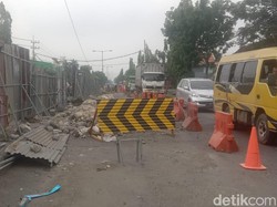 Jembatan Plaosan yang Ambles Dibongkar Sebagian