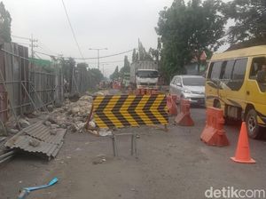 Jembatan Plaosan yang Ambles Dibongkar Sebagian Jembatan Plaosan yang Ambles Dibongkar Sebagian