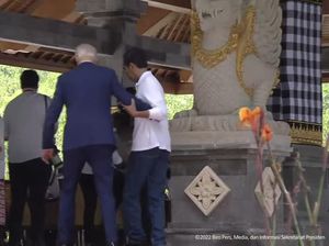 Momen Jokowi Sigap Menahan Biden yang Tersandung Tangga Momen Jokowi Sigap Menahan Biden yang Tersandung Tangga