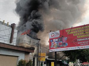Penampakan Asap Membubung Kebakaran Toko Maju Jalan Veteran Solo