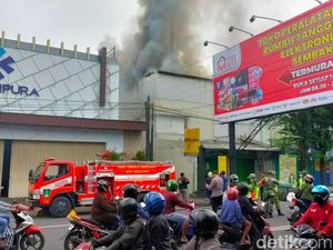 Toko Maju di Solo Kebakaran, Damkar Sempat Terhalang Pintu Terkunci