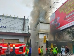 15 Mobil Damkar Dikerahkan ke Kebakaran Toko Maju Jalan Veteran Solo