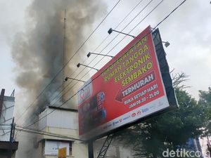 Cerita Warga Lihat Asap Keluar dari Lantai 3 Toko Maju di Veteran Solo