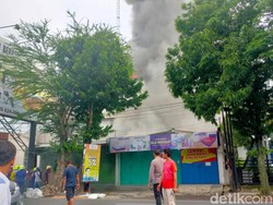 Kebakaran Toko Maju Jalan Veteran Solo, Asap Hitam Membubung