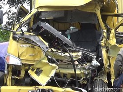 Mobil Boks Tabrak Kontainer di Tol Cipularang, Satu Orang Tewas