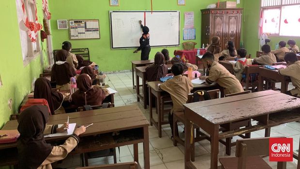 Kegiatan belajar mengajar di SDN Pondok Cina 1, Kota Depok untuk kesekian kalinya berlangsung tanpa kehadiran guru.