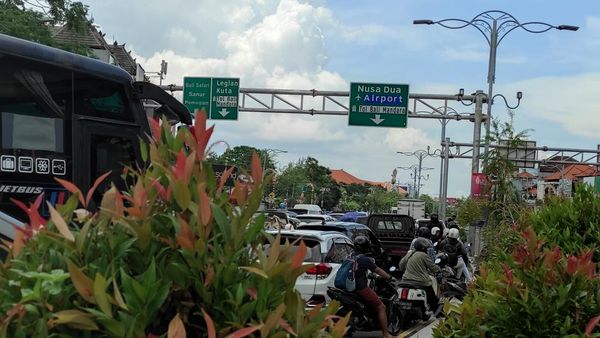 Hari Kedua KTT G20, Jalan Sunset Road Kuta Macet Parah