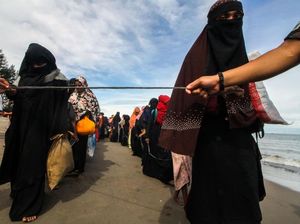 Ratusan Pengungsi Rohingya Terdampar di Aceh Utara Ratusan Pengungsi Rohingya Terdampar di Aceh Utara