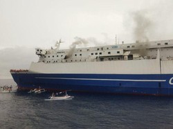 Suasana Kepanikan Penumpang saat KM Mutiara Timur 1 Terbakar