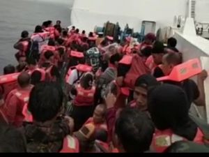 Dua KRI Evakuasi Penumpang KM Mutiara Timur I yang Terbakar di Bali Dua KRI Evakuasi Penumpang KM Mutiara Timur I yang Terbakar di Bali