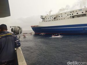 KM Mutiara Timur I Keluarkan Asap Tebal, Penumpang Panik Teriak Kebakaran KM Mutiara Timur I Keluarkan Asap Tebal, Penumpang Panik Teriak Kebakaran