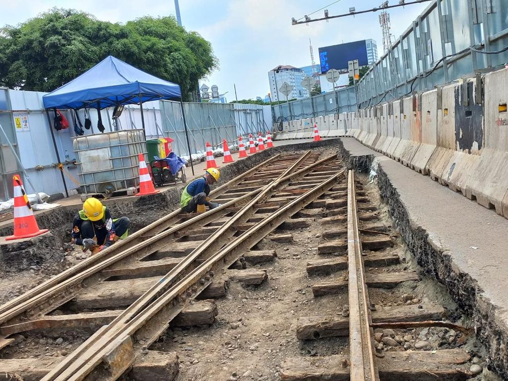 Melihat Rel Trem Kuno Peninggalan Belanda di Proyek MRT Fase 2