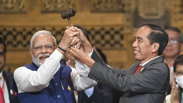 KTT G20 Bali Ditutup, Jokowi Serahkan Palu Kepemimpinan ke PM India
