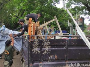 Lapak Liar di Depan RS Wongsonegoro Semarang Ditertibkan Satpol PP Lapak Liar di Depan RS Wongsonegoro Semarang Ditertibkan Satpol PP