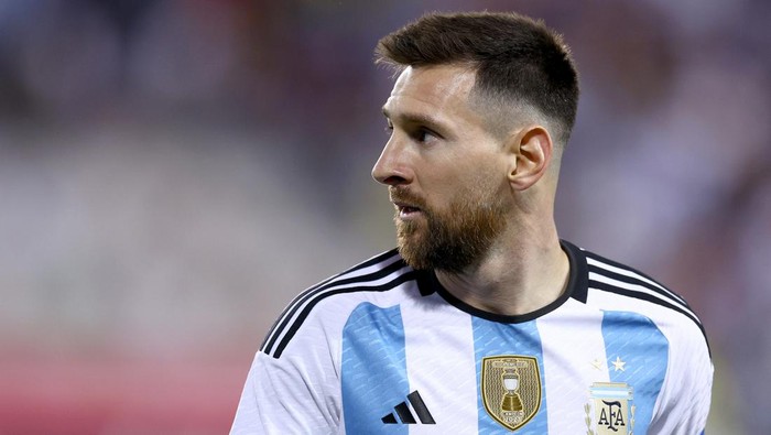 HARRISON, NEW JERSEY - SEPTEMBER 27:  Lionel Messi #10 of Argentina reacts in the second half against Jamaica at Red Bull Arena on September 27, 2022 in Harrison, New Jersey. Argentina defeated Jamaica 3-0. (Photo by Elsa/Getty Images)