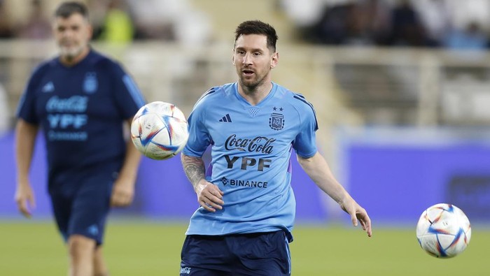 ABU DHABI, UNITED ARAB EMIRATES - NOVEMBER 14: Lionel Messi of Argentina in action during a friendly match between UAE and Argentina ahead of FIFA 2022 World Cup at Al Nahyan Stadium in Abu Dhabi, United Arab Emirates on November 14, 2022. (Photo by Waleed Zein/Anadolu Agency via Getty Images)