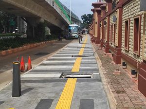 Belum Semua Lubang di Trotoar Depan Mabes Polri Jaksel Ditutup