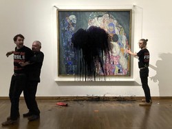 Duh.. Lukisan Klimt di Wina Dilempari Minyak