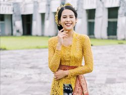 Foto: Maudy Ayunda Anggun Berkebaya Mustard di Welcoming Dinner G20 Bali