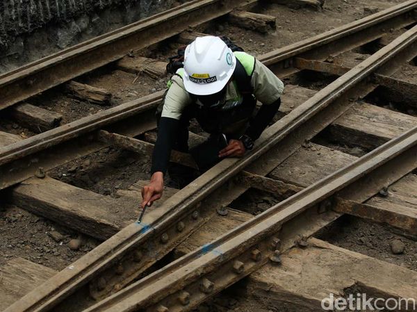 Melihat Temuan Rel Trem Kuno di Harmoni Jakarta