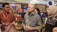 Menkop Tinjau Produk Unggulan Lokal di Pasar Nusa Dua Bali