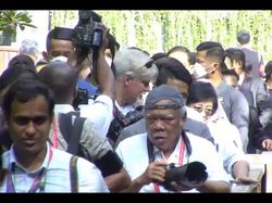 Gaya Menteri PUPR Basuki Jadi Fotografer Jokowi di Hutan Mangrove Bali