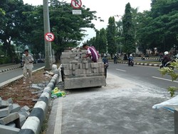 Mobil Pikap Muatan Hebel Terbalik di Cibinong, Sopir Selamat