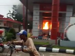 Bikin Panik! Mobil Terbakar di dalam SPBU Sukoharjo