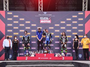 Momen Bamsoet Serahkan Trofi Juara Race 2 World Supersport di Mandalika Momen Bamsoet Serahkan Trofi Juara Race 2 World Supersport di Mandalika