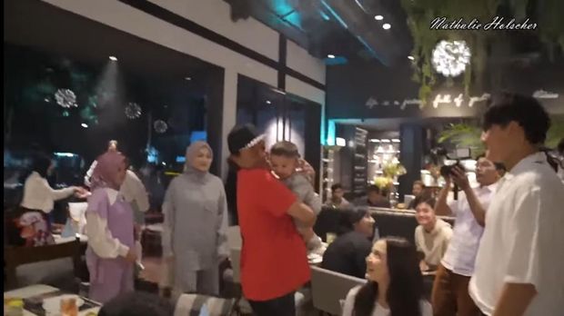 Nathalie Holscher Datang ke Ultah Sule Nathalie Holscher Datang ke Ultah Sule