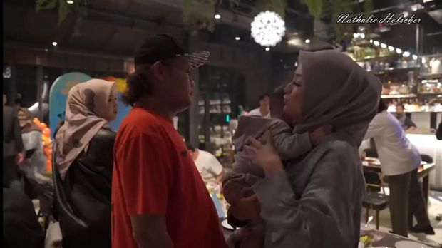 Nathalie Holscher Datang ke Ultah Sule Nathalie Holscher Datang ke Ultah Sule