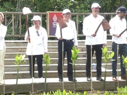 Jokowi Bareng Para Pemimpin G20 Pegang Cangkul dan Tanam Mangrove di Bali