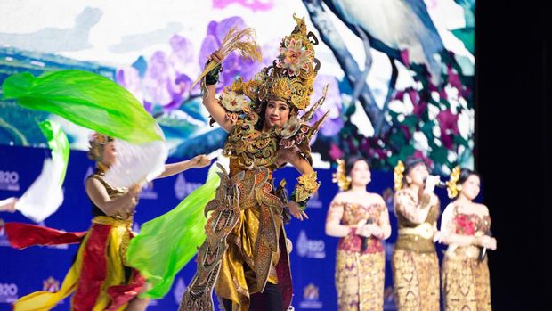 Pementasan Dewi Sri melalui tema Beauty in Diversity di B20 Summit, Bali, Senin (14/11).