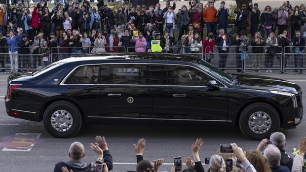 LONDON, ENGLAND - SEPTEMBER 18: US President Joe Biden and First Lady Jill Biden wave to the crowd from 'The Beast' as they leave Westminster Hall after paying their respects to Queen Elizabeth II on September 18, 2022 in London, England. Foreign dignitaries, heads of state and other VIPs have visited Westminster Hall to view Queen Elizabeth II lying in state prior to her funeral on Monday. They have also been invited to sign the book of condolence opened at Lancaster House. The 96-year-old monarch died at Balmoral Castle in Scotland on September 8, 2022, and is succeeded by her eldest son, King Charles III. (Photo by Dan Kitwood/Getty Images)