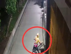 Terlalu! Maling di Juwana Pati Embat Tutup Selokan, Aksinya Terekam CCTV