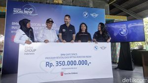 Penyerahan Bantuan untuk Revitalisasi RPTRA Rorotan Indah