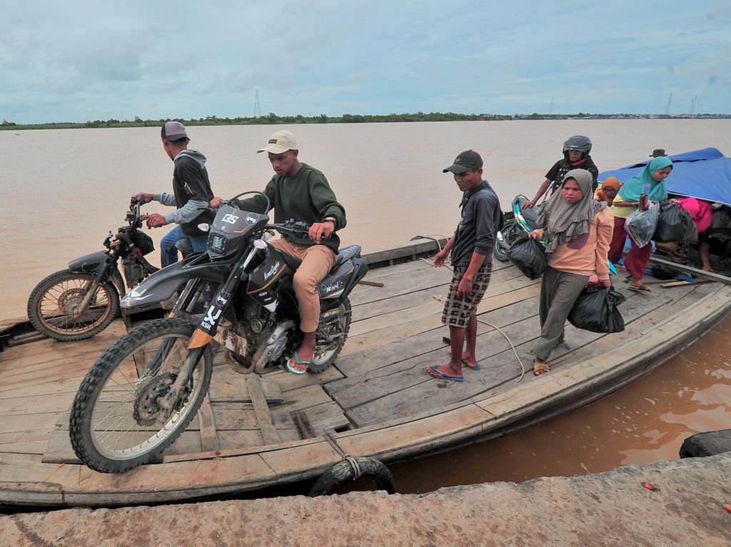 Perahu Motor Jadi Transportasi Andalan Warga Jambi Perahu Motor Jadi Transportasi Andalan Warga Jambi
