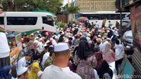 Potret Jemaah Haul Habib Ali Membludak hingga Simpang Gemblegan