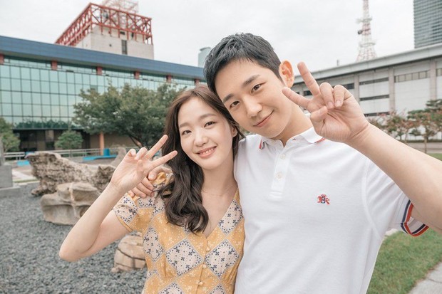 Potret Kim Go Eun dan Jung Hae In dalam film Turn in For Love